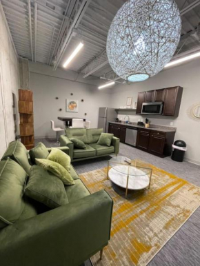 2BR Modern Green Room Downtown Parkville